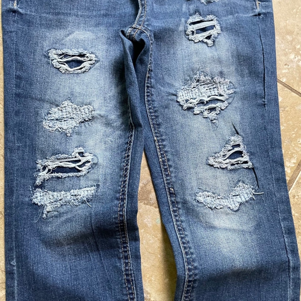 SO Distressed Denim Jeans Women's Frayed Hem Button Fly Dark Wash Blue Size 10 - Picture 2 of 6